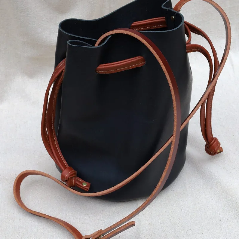 Leisure Bag insulated-The Ana Bucket in Black with Cognac